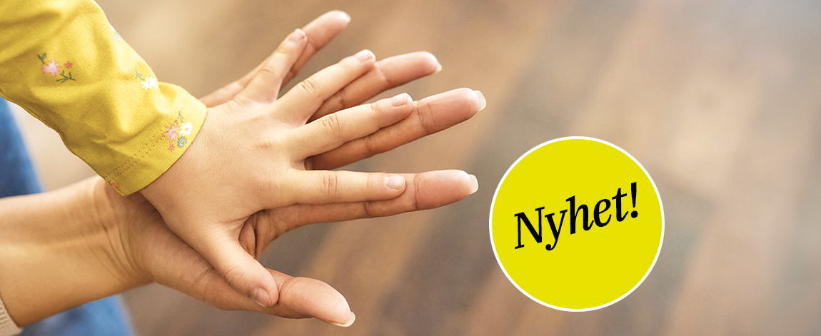 Liten flicka som skrattar åt leopard-handdocka som hålls av förskolelärare. Foto från TIFT manual. 